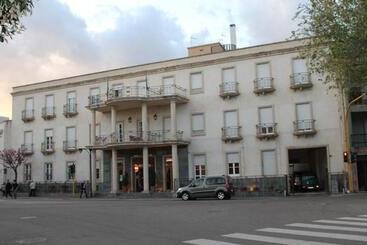 ホテル Mariano Iv Palace