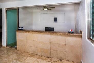 בית מלון כפרי Capital O Cancun International Airport 24/7