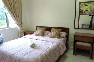 فندق Oyo 90301 Suria Service Apartments @ Bukit Merak Laketown Resort
