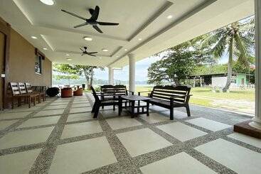 בית מלון כפרי Oyo 90317 Ambong Bay Resthouse