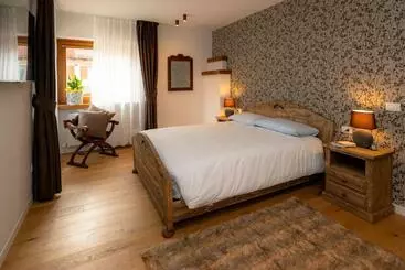 تختخواب و صبحانه Larici Rooms