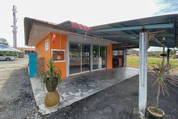 בית מלון כפרי Capital O 90168 Serambi Pelangi Chalet