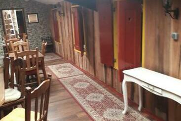 Bed and Breakfast Unieke Vriendenkamer Met Bedstedes Tot 11 Personen En 2 Rustig Gelegen Chalets 2 En 4 Persoons Te Hu