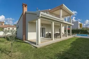 コテージ Villa With Private Pool & Garden Near Porec & Water Park