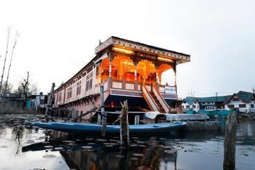 Hotel Oyo 72547 New Lucifer House Boat