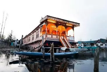 Hotel Oyo 72547 New Lucifer House Boat