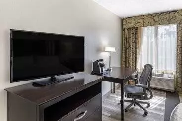 Holiday Inn Express Hotel & Suites Cincinnati Blue Ash, An Ihg