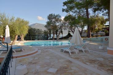 آپارتمان‌های توریست‌ها Saint Nicholas Beach Resort