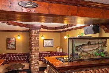 Larkins Pub Restaurant And B&b