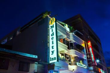 בית מלון כפרי Jj Midcity Inn