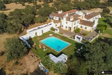 Hotel Rosa Estates: The Farmhouse & Stables