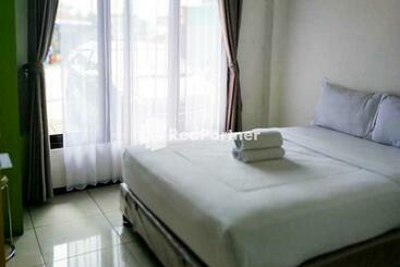 בית מלון כפרי Sky Flores Bungalow Syariah Redpartner