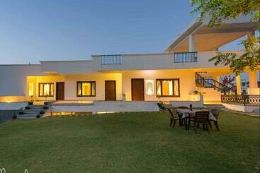 בית מלון כפרי Devraj Villa  Luxury Pool Villa Udaipur