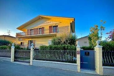 פנסיון Villa Elena