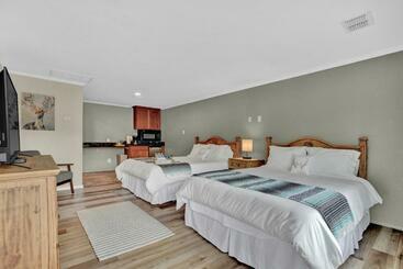 Hotel Maven S Inn & Grill