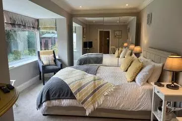 تختخواب و صبحانه The Garden Suite