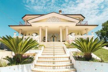 פנסיון Alexander S Home