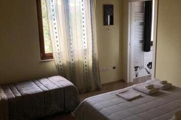 Pensió Djenga   Rock  N Rooms