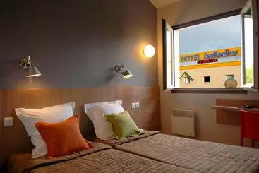 Отель Hôtel Savigny-Le-Temple