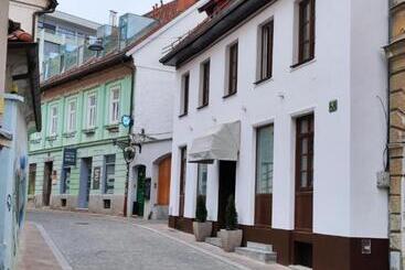 پانسیون Aparthotel Cross Street 4