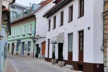 پانسیون Aparthotel Cross Street 4