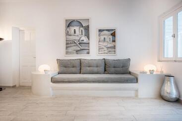 Отель Aqua Luxury Suites