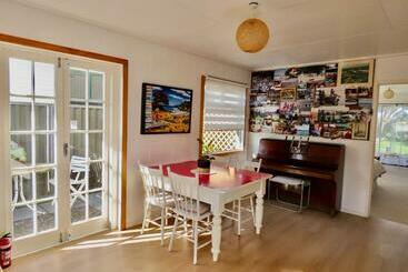 펜션 Pohutukawa Bach