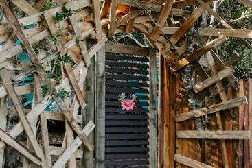 Pensione Treedom Villas And Vardos