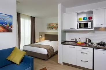 The Room Hotel & Apartments