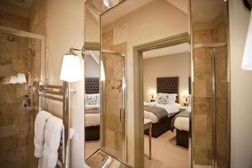 فندق Blacknest Golf And Country Club