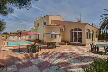 B&b Chambres D Hôtes Villa Salvador Dali