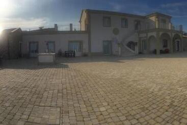 בית מלון כפרי Borgo Ginuga