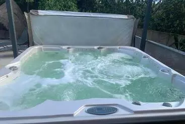 Pensão La Yourte De Nîmes, Spa , Jacuzzi Chalet Logement Insolite