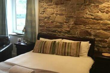 فندق صغير The Ship Inn