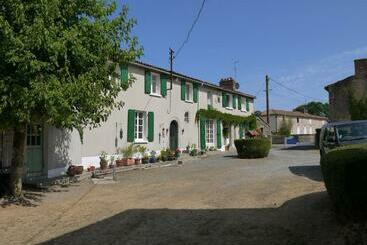 تختخواب و صبحانه La Revaudiere