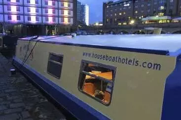 Houseboat Hotels