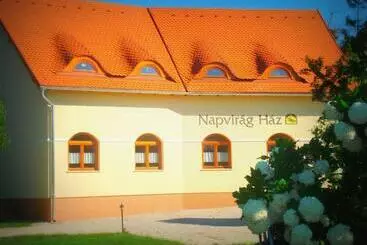 ペンション Napvirág Ház
