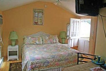 فندق Shorelands Guest Resort