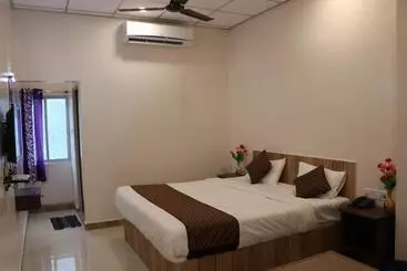 تختخواب و صبحانه Sumit Residency