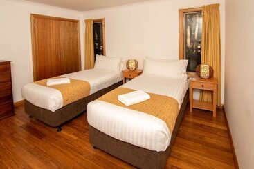 Отель Lake St Clair Lodge