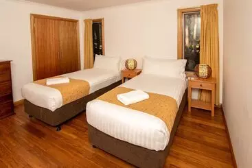 Отель Lake St Clair Lodge