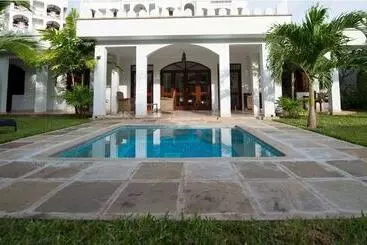 هتل Lantana Galu Beach