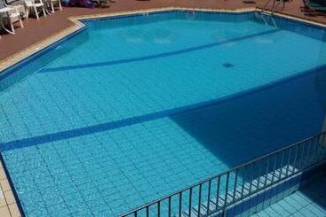 בית מלון כפרי Theos Village Apartments