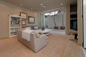 בית מלון כפרי Mosselberg On Grotto Beach