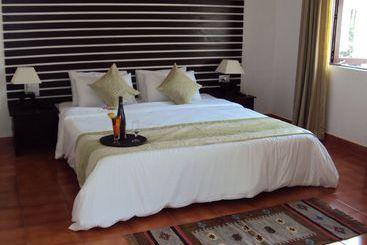 בית מלון כפרי The Goan Village Beach Resort , Goa