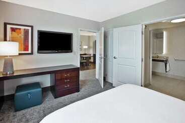 هتل Embassy Suites Columbus Airport