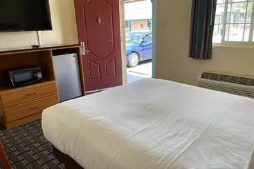 Отель Riverside Inn & Suites Santa Cruz
