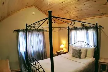 Отель The Spruce Lodge