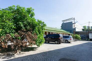 בית מלון כפרי Reddoorz Syariah Near Sultan Muhammad Kaharuddin Airport