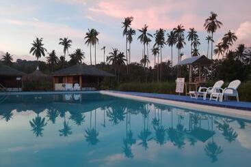 호텔 Eastwind Beach Club  El Nido